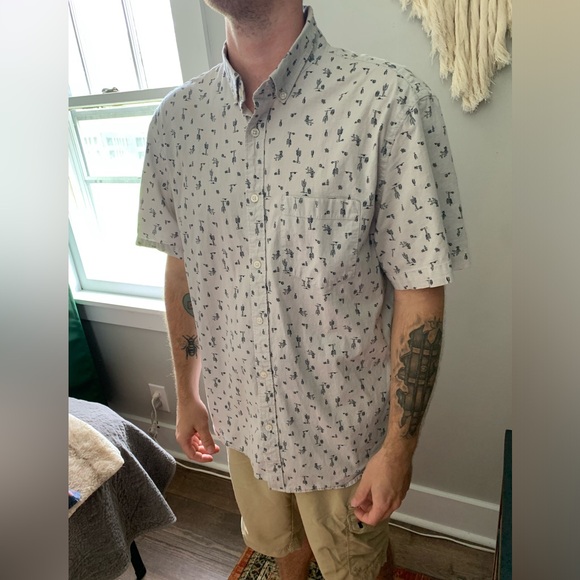 Men’s XL but fits like large button up shirt White/gray with desert plant design - Picture 1 of 2